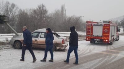 Kütahya’nın Tavşanlı ilçesinde kontrolden çıkan otomobilin orta refüjü aşarak karşı