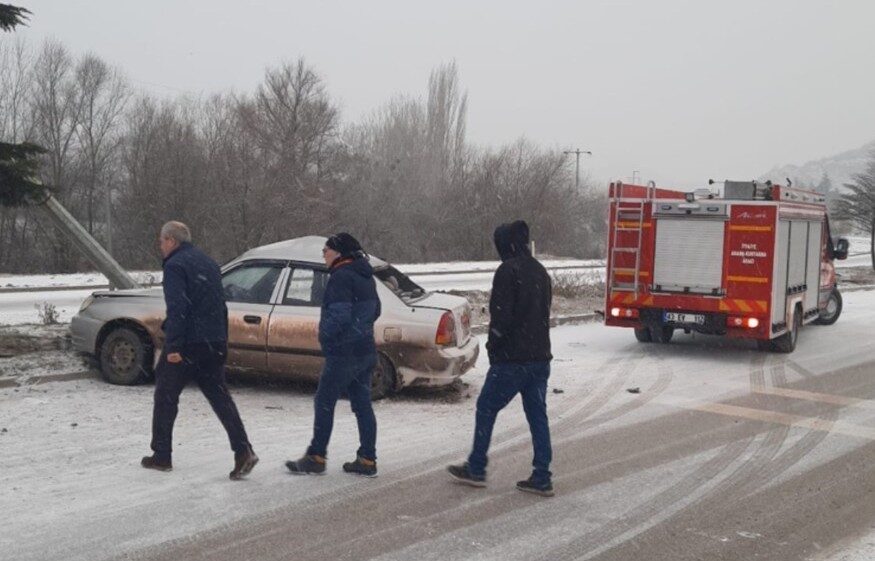 Kütahya’nın Tavşanlı ilçesinde kontrolden çıkan otomobilin orta refüjü aşarak karşı