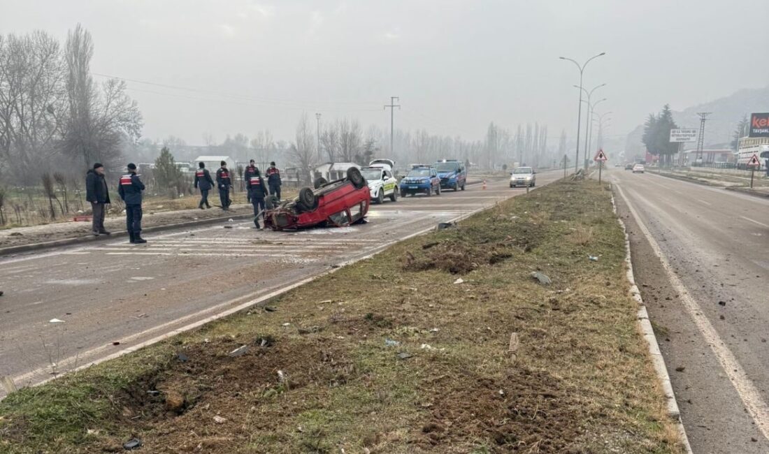 Kütahya’nın Tavşanlı ilçesinde, sürücüsünün direksiyon hâkimiyetini kaybettiği otomobilin orta refüjdeki