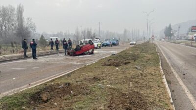 Kütahya’nın Tavşanlı ilçesinde, sürücüsünün direksiyon hâkimiyetini kaybettiği otomobilin orta refüjdeki