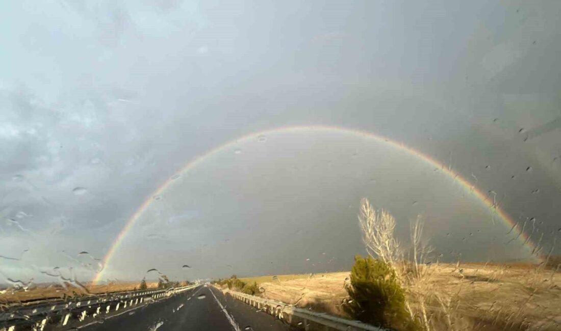Kütahya’nın Tavşanlı ilçesinde yağmurun ardından gökyüzünde beliren gökkuşağı, vatandaşlara unutulmaz