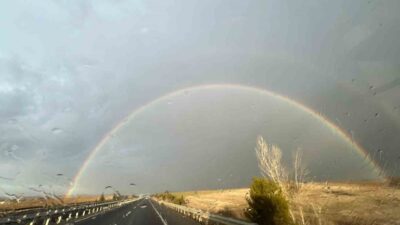 Kütahya’nın Tavşanlı ilçesinde yağmurun ardından gökyüzünde beliren gökkuşağı, vatandaşlara unutulmaz