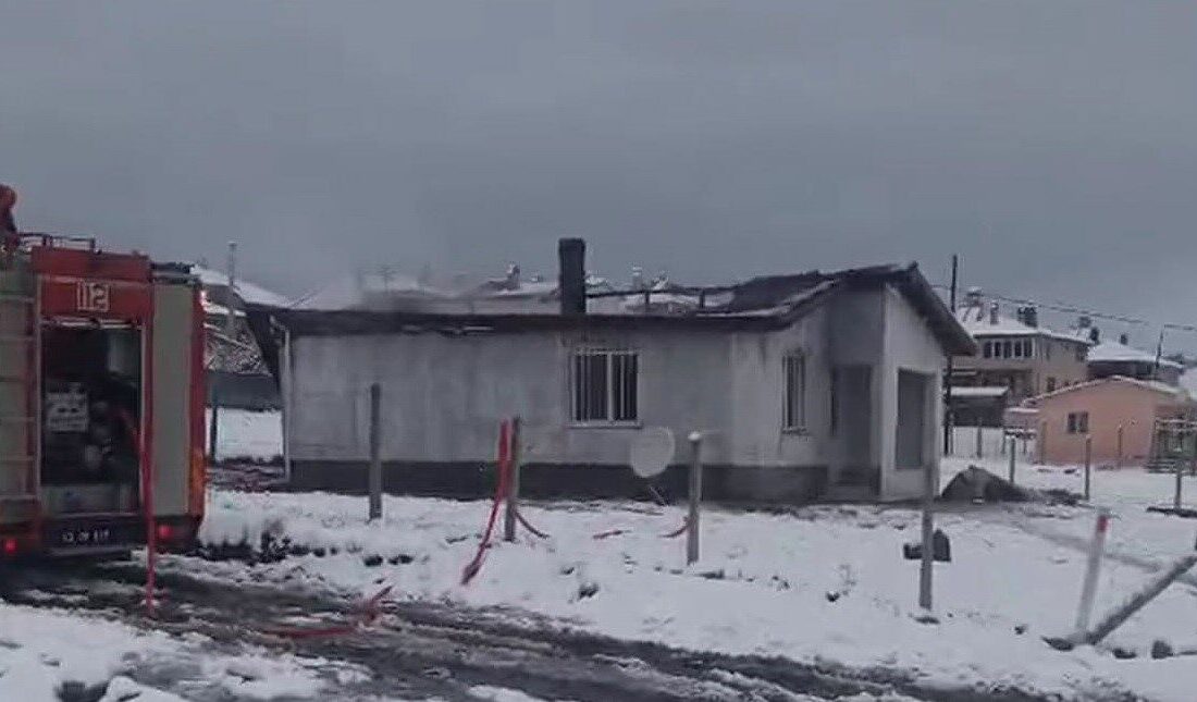 Kütahya’nın Tavşanlı ilçesinde tek katlı müstakil bir evde çıkan yangın