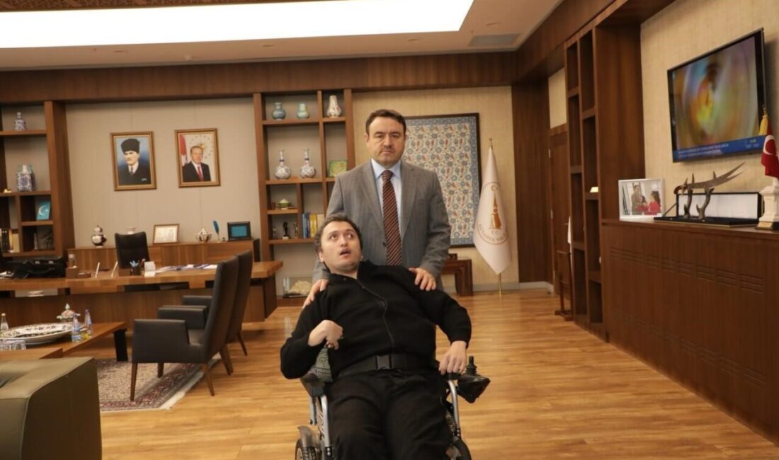 Kütahya Valisi Musa Işın, engelli vatandaş İsmet Öksüz’ü valilik makamında