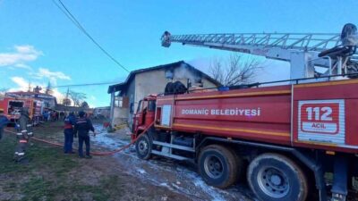 Kütahya’nın Domaniç ilçesinde iftara kısa süre kala bir evin çatısında