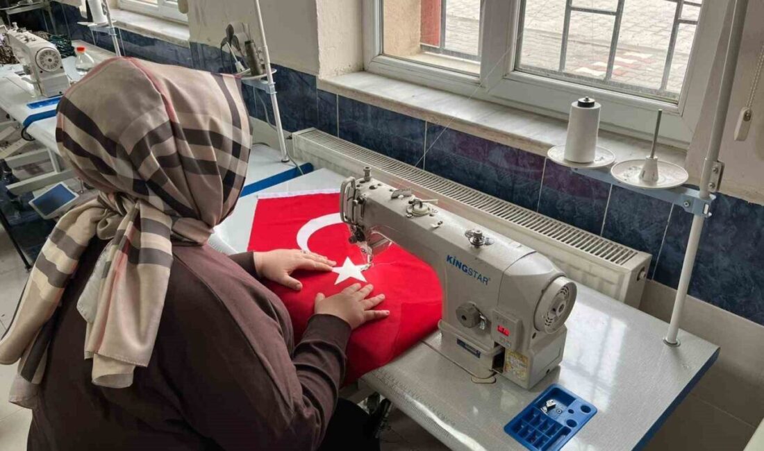 Kütahya’nın Pazarlar ilçesinde Halk Eğitimi Merkezi kursiyerlerince hazırlanan Türk bayrakları,