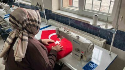 Kütahya’nın Pazarlar ilçesinde Halk Eğitimi Merkezi kursiyerlerince hazırlanan Türk bayrakları,