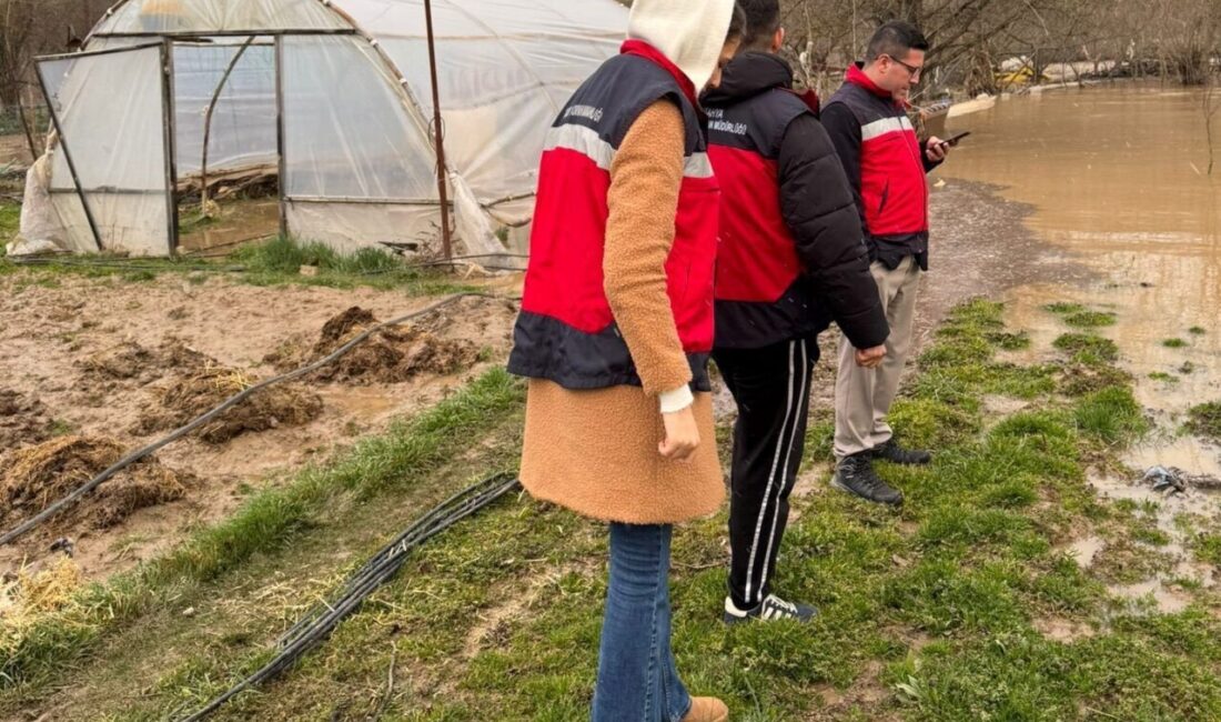 Kütahya’nın Emet ilçesinde etkili olan şiddetli yağışların ardından Emet Çayı’nın