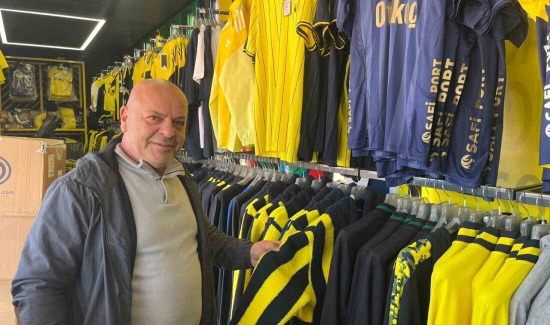 Türkiye turu kapsamında sarı-lacivertli kulübün lisanslı ürünlerini taraftarla buluşturan Fenerbahçe