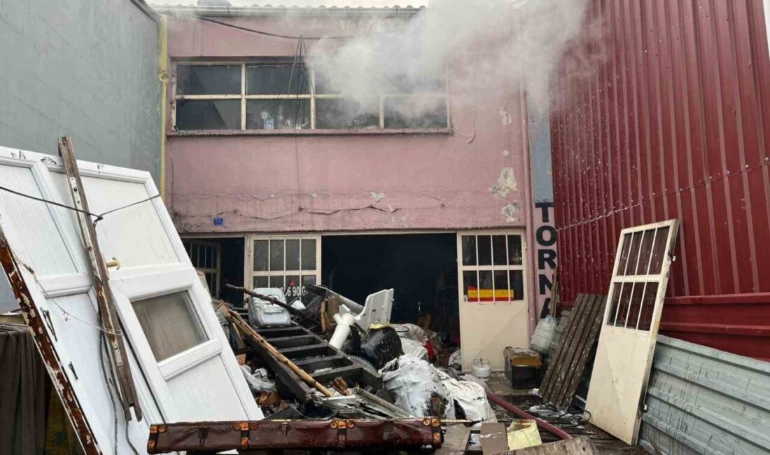 Kütahya’nın Gediz ilçesindeki Sanayi Sitesinde çıkan yangında bir dükkan kullanılamaz