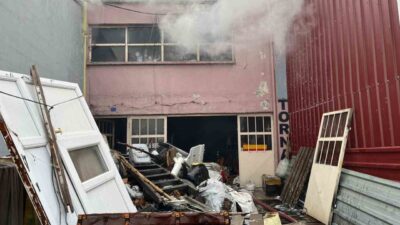 Kütahya’nın Gediz ilçesindeki Sanayi Sitesinde çıkan yangında bir dükkan kullanılamaz