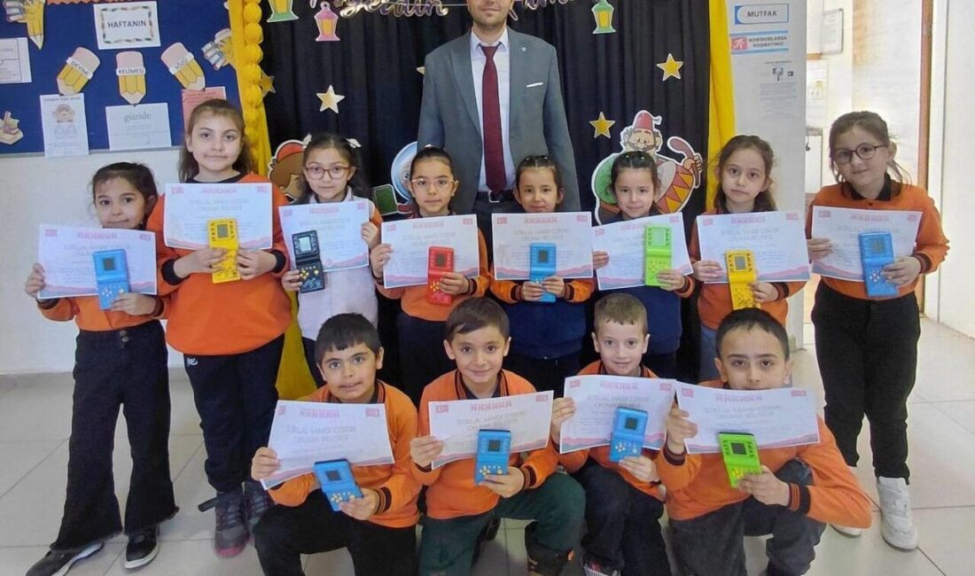 Kütahya’nın Hisarcık ilçesinde bulunan Atatürk İlkokulu’nda İstiklal Marşı’nın tamamını hatasız