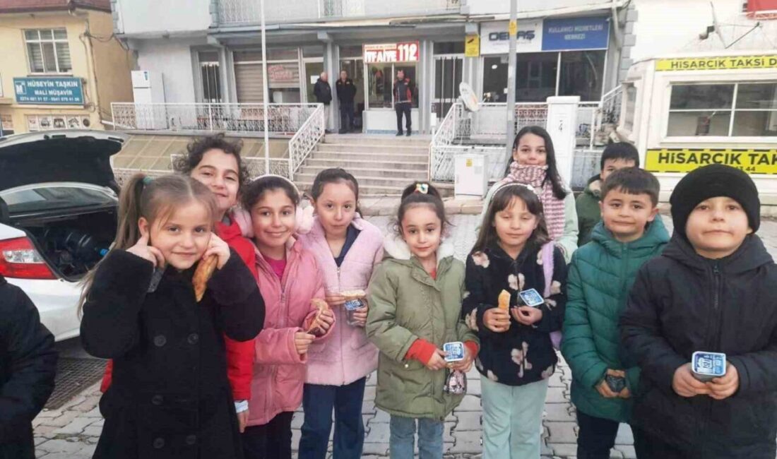 Kütahya’nın Hisarcık ilçesinde, Atatürk İlkokulu 1. sınıf öğrencileri iftarlarını Ramazan