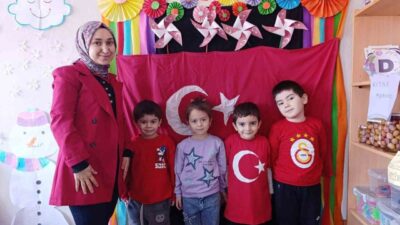 Kütahya’nın Hisarcık ilçesinde Güldüren İlkokulu anasınıfı öğrencileri, sınıflarında dalgalanacak Türk