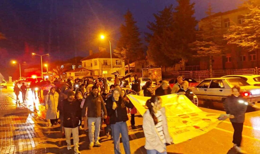 Kütahya’nın Hisarcık ilçesinde Ramazan ayının gelişi düzenlenen fener alayıyla karşılandı.