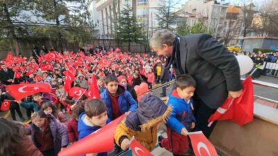 Kütahya’da 2025-2026 eğitim öğretim yılının ikinci yarısı, “Bayrak sevgisi” temasıyla