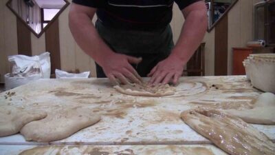 Kütahya’da Ramazan ayının vazgeçilmez lezzetleri arasında yer alan tahinli pide,