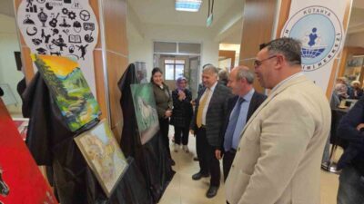 Kütahya’da Halk Eğitimi Merkezi kursiyerlerinin hazırladığı eserlerden oluşan resim sergisi