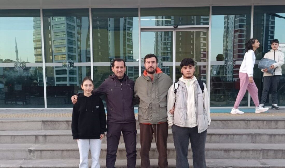 Türkiye Taekwondo Şampiyonası’na Kütahya’dan katılan Pazarlar Spor Lisesi 11’inci sınıf