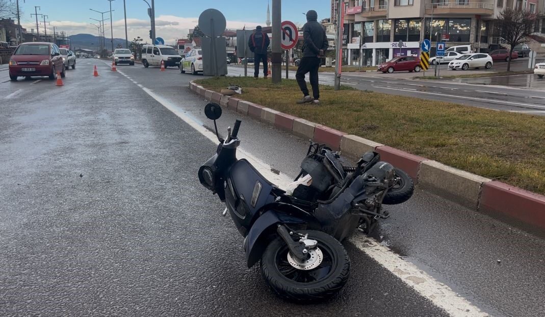 Kütahya’nın Tavşanlı ilçesinde otomobil ile motosikletin çarpışması sonucu meydana gelen