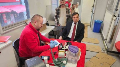 Şaphane Kaymakamı Davut Boztaş, Türk Kızılay tarafından ilçede düzenlenen kan