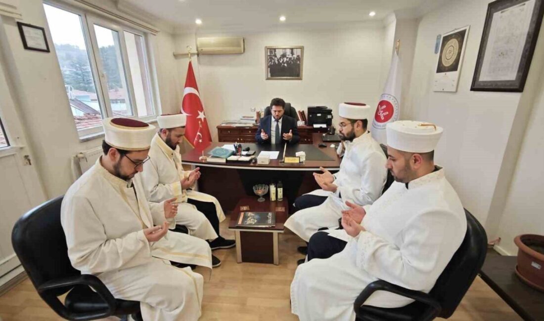 Kütahya’nın Şaphane ilçesinde camilere atanan imam hatipler için cübbe ve