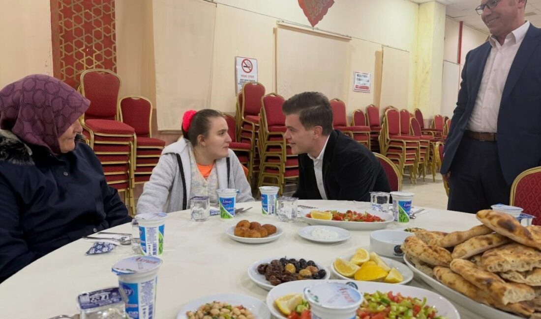 Simav Kaymakamı Bünyamin Karaloğlu, Ramazan ayının ilk iftarında şehit yakınları