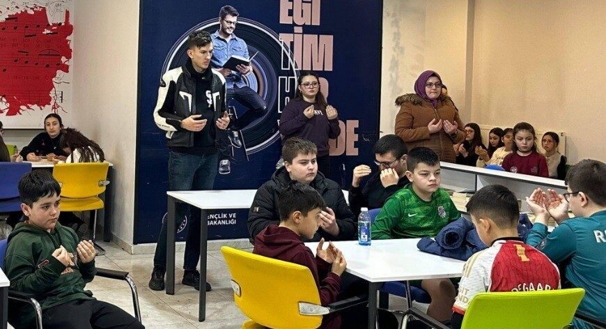 Kütahya’nın Tavşanlı ilçesinde, Kahramanmaraş merkezli depremlerde hayatını kaybeden vatandaşlar için