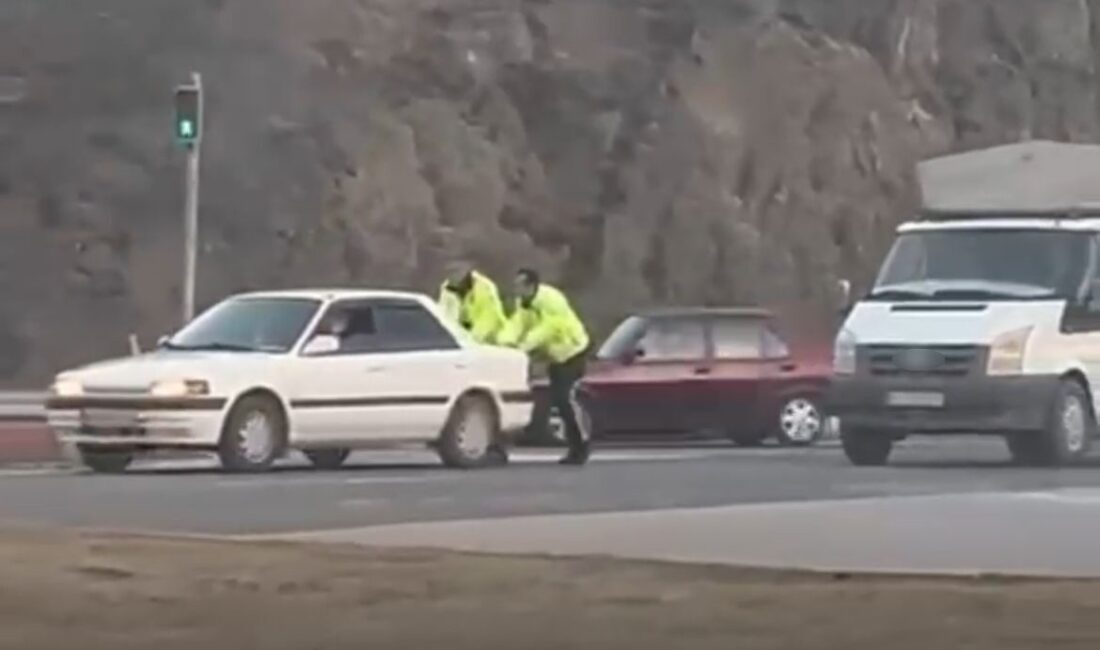 Kütahya’nın Tavşanlı ilçesinde yakıtı bittiği için yolda kalan otomobilin yardımına