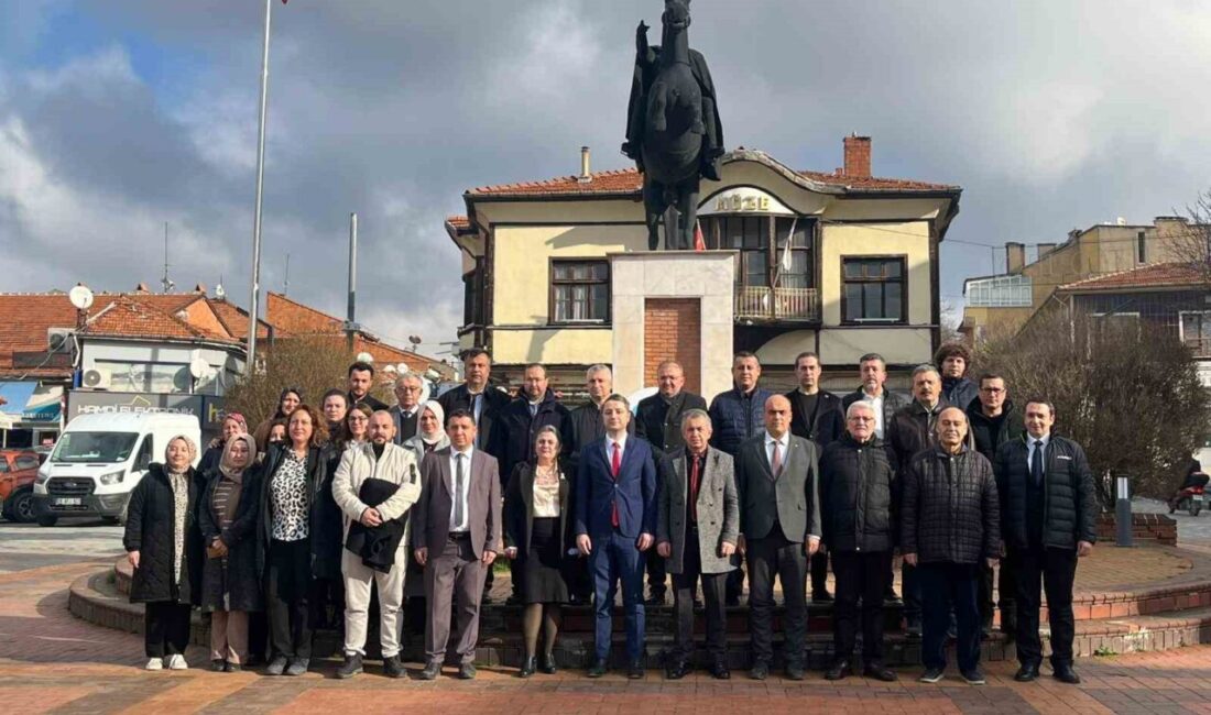 Kütahya’nın Tavşanlı ilçesinde “Vergi Haftası” etkinlikleri, Cumhuriyet Meydanı’nda düzenlenen resmi
