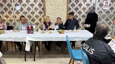 Kütahya’nın Altıntaş İlçe Kaymakamı Ayşegül Yıldırım, düzenlenen iftar programında çocuklarla