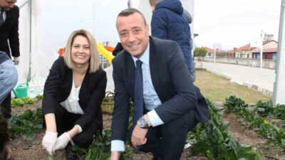 Kütahya’nın Altıntaş ilçesi Zafer İlkokulu bünyesinde kurulan tarım atölyesinde yetiştirilen