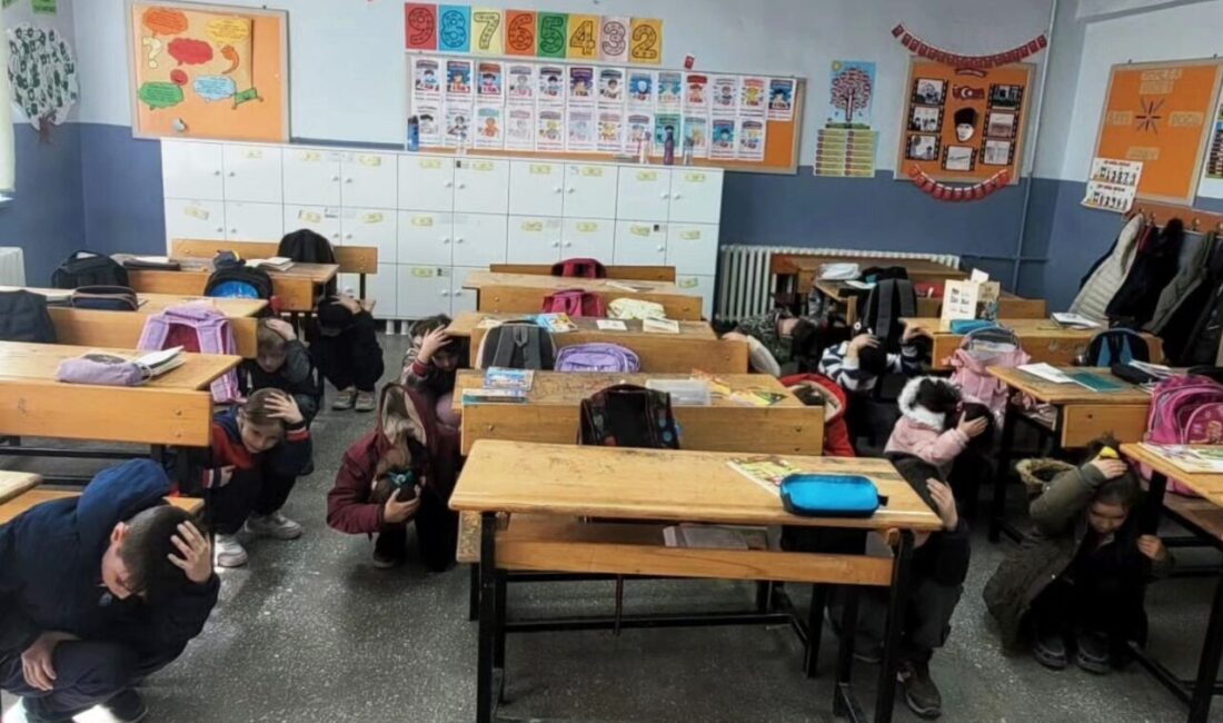 Kütahya’nın Altıntaş ilçesi Zafer İlkokulu’nda Deprem Haftası kapsamında tatbikat gerçekleştirildi.