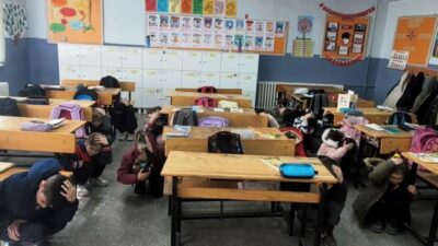 Kütahya’nın Altıntaş ilçesi Zafer İlkokulu’nda Deprem Haftası kapsamında tatbikat gerçekleştirildi.