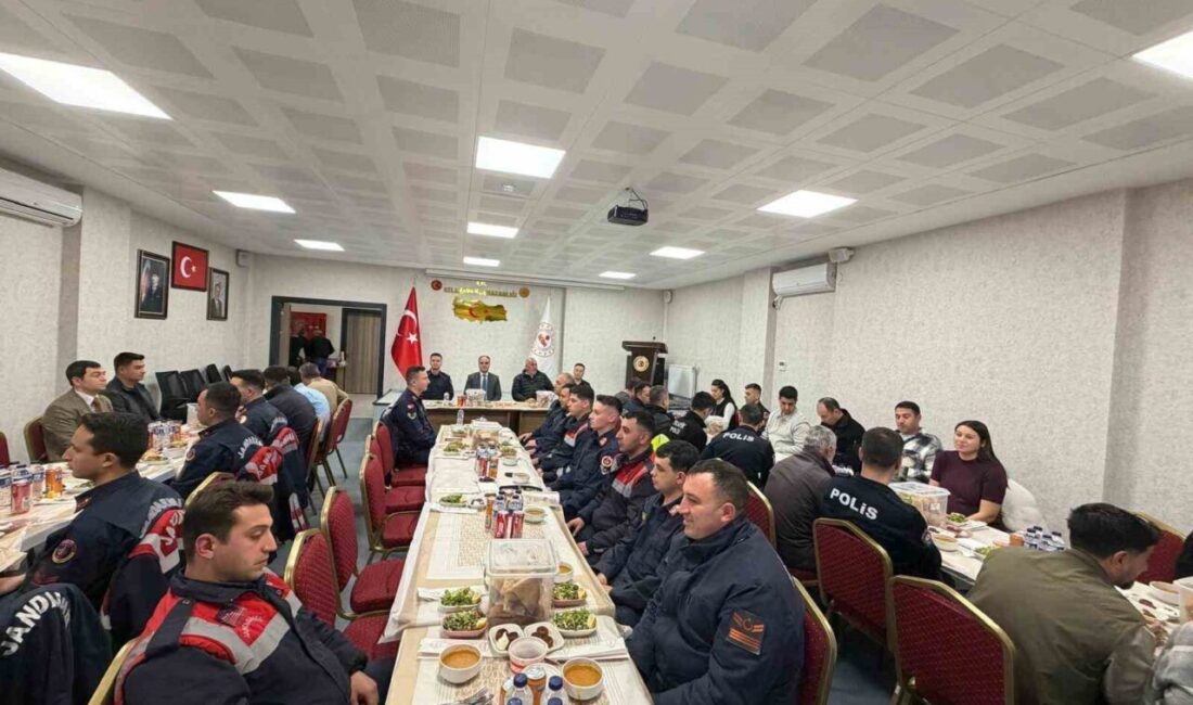 Kütahya’nın Aslanapa ilçesinde Kaymakam İsmail Tosun, düzenlenen iftar programında emniyet