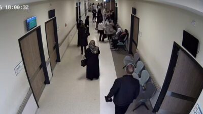 Kütahya Şehir Hastanesi’nde ailesiyle birlikte muayene sırasını bekleyen 3 yaşındaki