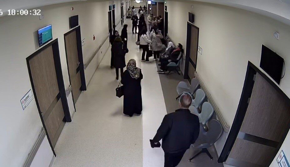 Kütahya Şehir Hastanesi’nde ailesiyle birlikte muayene sırasını bekleyen 3 yaşındaki