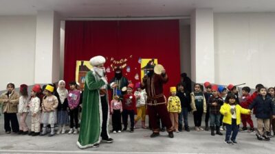 Kütahya’nın Çavdarhisar ilçesinde düzenlenen Hacivat, Karagöz ve Nasreddin Hoca gösterisi