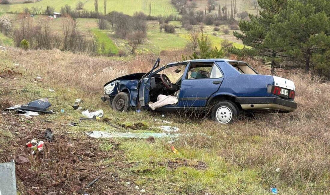 Kütahya’nın Domaniç ilçesinde iki otomobilin çarpışması sonucu meydana gelen trafik
