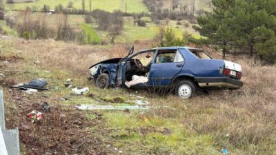 Kütahya’nın Domaniç ilçesinde iki otomobilin çarpışması sonucu meydana gelen trafik