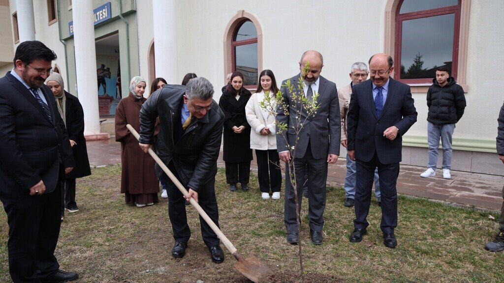 Kütahya Dumlupınar Üniversitesi (DPÜ) Eğitim Fakültesi Bahçesi’nde, Orman Haftası ve