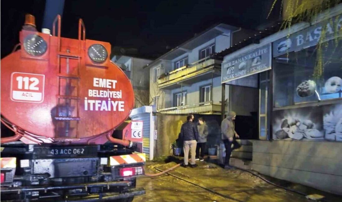 Kütahya’nın Emet ilçesinde bir fırın işletmesine ait depoda çıkan yangın,