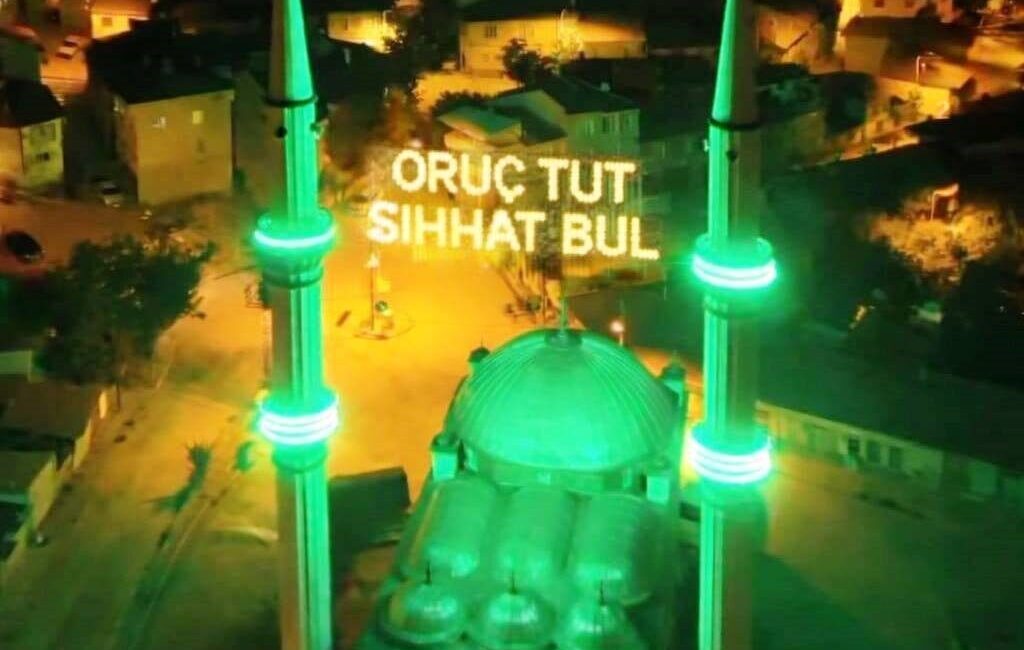 Kütahya’nın Emet ilçesinde Ramazan ayı hazırlıkları kapsamında Kocaalan Camii’ne mahya