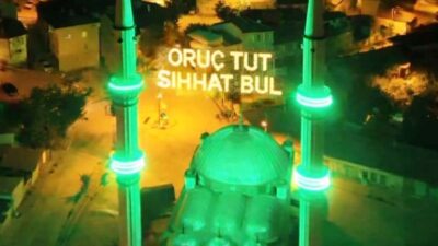 Kütahya’nın Emet ilçesinde Ramazan ayı hazırlıkları kapsamında Kocaalan Camii’ne mahya