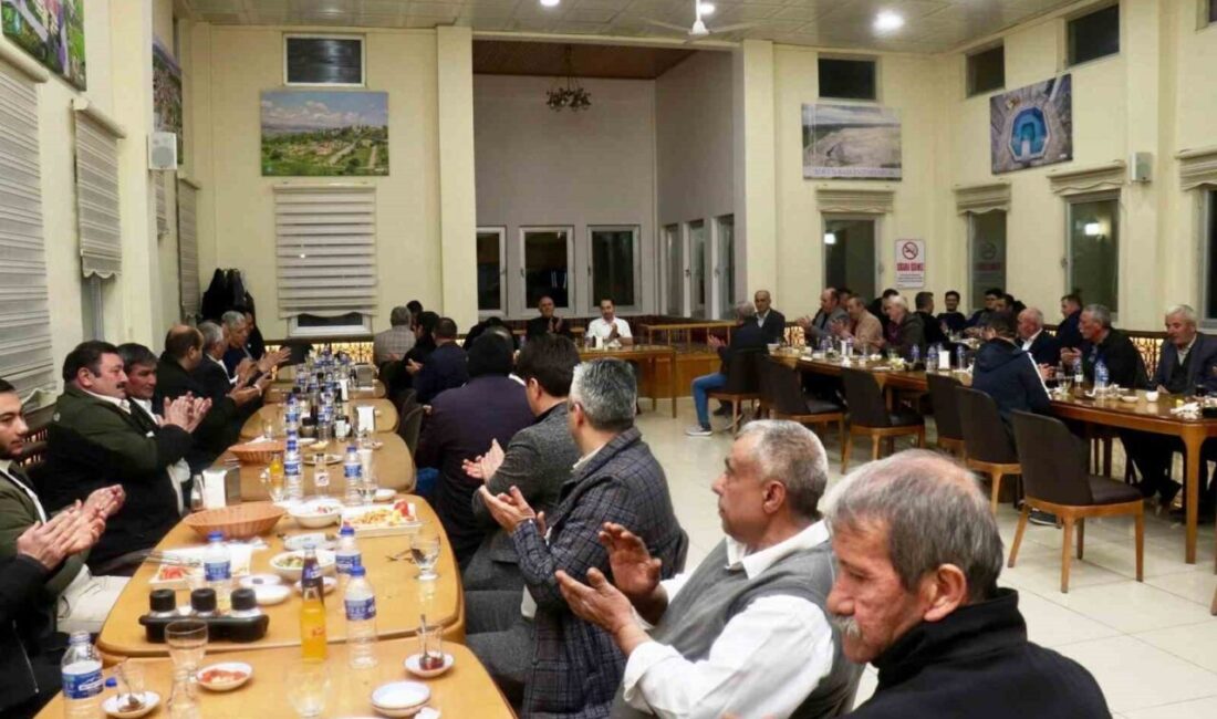 Kütahya’nın Hisarcık ilçesinde Kaymakam Erkan Atam muhtarlarla iftar sofrasında bir
