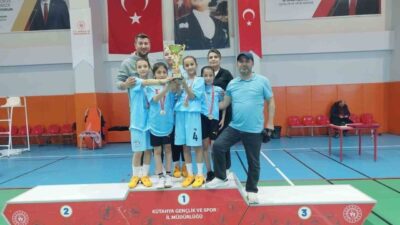 Kütahya İl Birincisi olan Hisarcık Şehitler Ortaokulu Küçük Kızlar Badminton