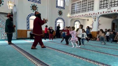 Kütahya’nın Hisarcık ilçesinde eğitim gören 4-6 yaş Kur’an Kursu öğrencileri