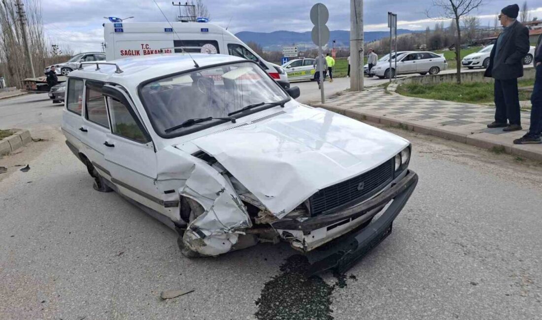 Kütahya’nın Hisarcık ilçesinde iki otomobilin çarpışması sonucu meydana gelen trafik