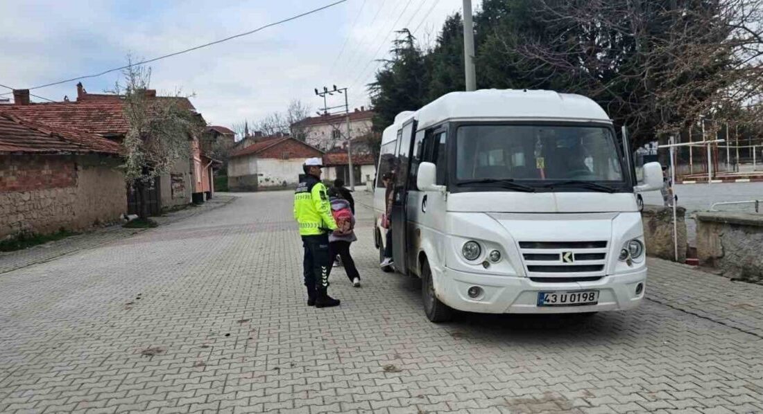Kütahya İl Jandarma Komutanlığı Trafik Jandarması timlerince, merkez ilçede okul