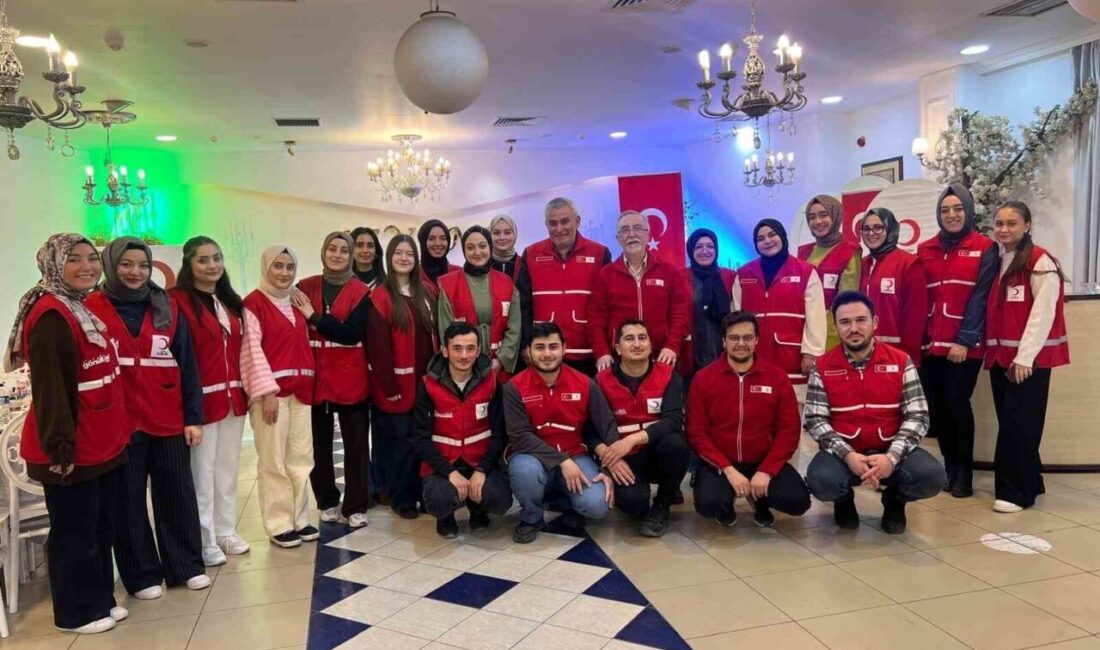 Kütahya’nın Tavşanlı ilçesinde Türk Kızılay Tavşanlı Şubesi tarafından düzenlenen iftar